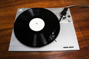 Vinil rekor müzik ile oynarken pikap. 