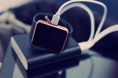 Bir seyahat powerbank şarj cihazını şarj akıllı kol saati. Seyahat ve istediğiniz medya ağları forma hiçbir yere bağlı kalmak. Mavi hipster tonlama