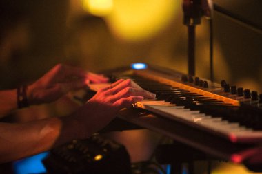 Moskova - 5 Ekim, 2016: Rus synth pop rock grubu playing canlı Vougal 16 büyük gece kulübü sahnede konser