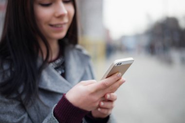 Çift kamera ile modern akıllı telefon kullanan genç kız