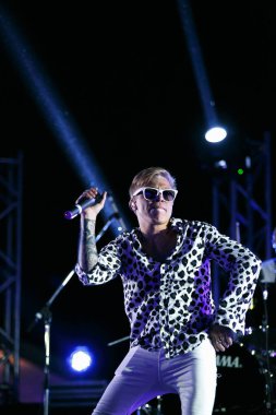 Odessa, Ukrayna - 24 Ağustos, 2017: Pop şarkıcısı Zveroboy şarkı yaz müzik festivali Zgames sahnede.