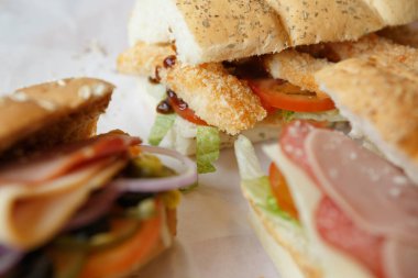 Taze sandviç domates, jambon ve parmesan peynir dilimi, Siyah Zeytin ve kafede masada hardal sosu ile. Fast food Restoran Menü kapatın. Delicious sokak yiyecek çanak. 