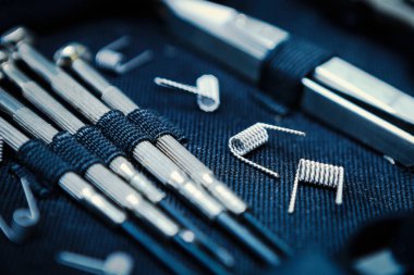 Vape Dükkanı. Modern vaping cihaz bakım ve yükseltme bölümlerinde kapatın. O popualr ecig vaper cihaz satın. Elektronik Sigara İçilmeyen ejuice için aracı. Tornavidalar alet çantası onarım için