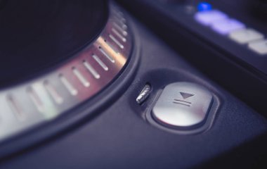 Pikap dj vinil plak çalar yakın kadar dijital müzik Dj için analog ses teknolojisi. Yakın, makro disk jokey profesyonel stüdyo, konser, etkinlik için donatım 