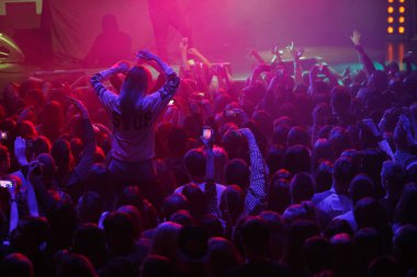 Moskova - 22 Şubat, 2017: büyük hip hop müzik Festivali gece kulübü. Müzik grubu Miyagi ve Endshpiel gece kulübünde konser. Konser kalabalık müzik için iyi eğlenceler. Gece hayatı eğlence olay Club