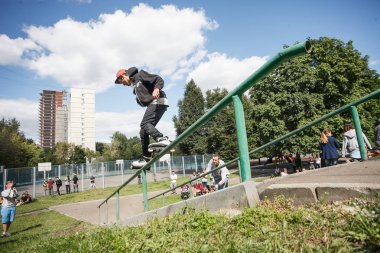 Moskova - 15 Ağustos, 2015: açık saldırgan rollerbladers tamamlama S3t Yarışması. Genç patenci adam Küpeşte üzerinde paten bileme.