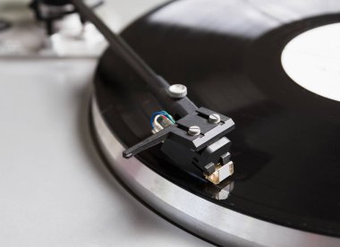 Vinil rekor müzik ile oynarken pikap. 