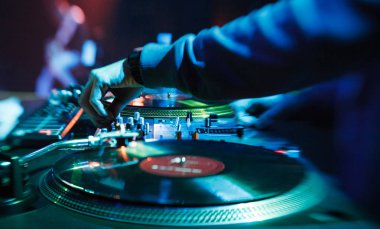 Moskova - 13 Ekim, 2016: Rus rap müzik konserinde gece kulübü. Hip hop müzik grubu Krec gece kulübü Yotaspace sahnede performans.