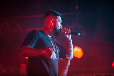 Moskova - 29 Mayıs, 2015: popüler Rus hip hop şarkıcıları L'One ve Timati gece kulübünde büyük konser. Ünlü rapçi canlı müzik kulübünde sahnede ayarla gerçekleştirme. Sahne sanatları olay