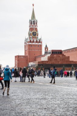 Moskova, Rusya - 21 Ocak, 2017: Kremlin kule kırmızı kare üzerinde. Popüler turistik landmark. Ulusal sembol ve Rusya Federasyonu'nda en meşhur turistik mekanlar. 