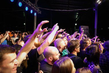 Moskova-3 Ağustos 2017: konser rap grubu Onyx. hip hop müzik hayranları kadar favori müzisyen sahnede set eller koydu. Konser izleyici gece kulübünde şovdan keyif aldı. Parti insanlar Rave