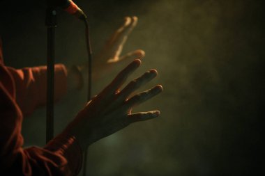 Moskova - 5 Ekim, 2016: Rus synth pop rock grubu playing canlı Vougal 16 büyük gece kulübü sahnede konser