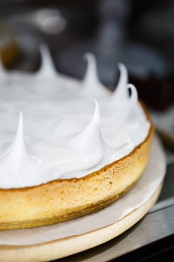 Beyaz muhallebi köpük lezzetli kremalı pasta. Lezzetli tatlı pasta plaka kafe buzdolabında saklanan. Dikey vurdu. İtalyan restoranı tatlılar menü öğesini kapatın. Öğle yemeği için tatlı yemek keyfini