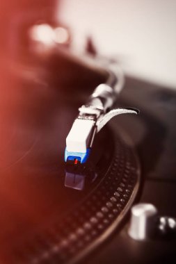 Hip hop Dj pikap rekor müzik ile oynuyor. Pro turntable kayıtları çizilmemesi için iğne. Yakın, disk jokey, stüdyo ya da gece kulübü partisi için profesyonel ekipman
