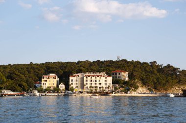 Makarska, Hırvatistan-16 Haziran 2017: Hotel Osejava, Adriyatik Denizi kıyısındaki Makarska Riviera. populat seyahat bölgesinde Avrupa 'da. egzotik mavi lagün görünümü.