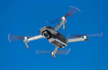 Kiev - 24 Mart, 2018: profesyonel hava hava ile DJI indeks işlem Mavic iyi güneşli bir günde mavi gökyüzünde uçan Pro. Pro quadro helikopter 4k video kamera görüntüleri hava yüksek filme