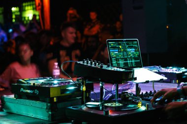 Kiev-4 Temmuz, 2018: Party dj ekipmanları konser Sahne Alanı'nda. Oynamak ve Apple Macbook Pro üzerinde yüklü yazılım teknikleri Sl1210 turntable ve Pioneer ses mikseri ile bağlı Traktor ile müzik remix