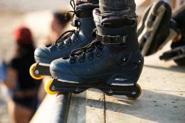 Odessa, Ukrayna-21 Ağustos, 2017: agresif inç - line paten paten patenci ayakları üzerinde. Silindir blader aşırı dublör pateni için profesyonel rulo bıçak Salomon St giymiş. Eziyet ve paten içinde atlama