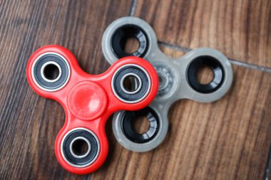 Popüler parmak spinner aygıt. Modern topluca iplik oyuncak yatakları üzerinde. Elinde sıralayacağız ve serin yeni püf noktaları öğrenin. Bu yeni dönen becerikli alet ile eğlenin.