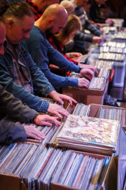 Kiev, Ukrayna - 3 Kasım, 2018: Vintage Vinil plak bit pazarı Club. Eski müzik koleksiyoncuları satın almak, satmak ve retro vinyls pikap oyuncu için ticaret. Dj bit pazarı, eski analog kayıtlardan büyük toplama