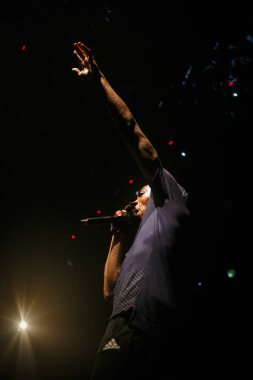 Moskova-12 Temmuz 2017: Desiigner geri mc & Tour DJ headliner önce sahnede ısınır. Mikrofon ile rap şarkıcı sahne canlı set performans. Hip hop eğlence etkinliği