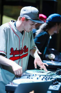 Moskova - 7 Ağustos, 2016: Invisibl Skratch finalde Rus Dmc Dj yargılamak Piklz (Dj Q-Bert, Dj D-stilleri, Dj Shortkut). 