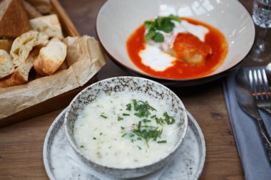 Egzotik iş öğle yemeği menüsü geleneksel Gürcü yemekleri restoranda. Asya yemek dolma et çorbası ile devam eder ile doldurulmuş. Gurme mutfağı menü Cafe tadını çıkarın. Yakın çekim