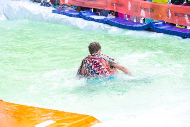 Bukovel, Ukrayna-19 Mart, 2018: Havuzu reçel rekabet genç kayakçı ve snowboardrs Bukovel Winter Park tatil için. Karpat Dağları'nda aktif gençlik için eğlenceli Yarışması