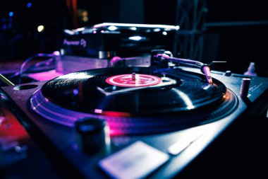 Kiev-4 Temmuz, 2018: Profesyonel Dj pikap parlak mavi ışıklar içinde konser sahne üzerinde. Vintage Technics Sl 1210 tablo oyuncu aygıt eski analog vinil plak disk ile açmak. İğne ile sıfırdan kayıtları