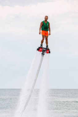 Odessa, Ukrayna-21 Ağustos, 2017:Modern hydroflyer kurulu. Genç adam jetski tubojet tahtada sürmek. Modern vurgulama kurulu motorlu tekne su tekne için bağlı. Hydroflying su sporları
