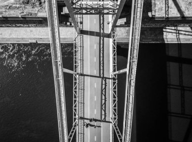 Kiev, Ukrayna-21 Nisan, 2018:Aerial dron fotoğrafta Podil disctrict Kiev.Beautiful merkezi peyzaj Truhanov Köprüsü'nün helikopter kamera ile çekim