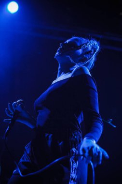 Moskova - 30 Mart, 2016: Ic3peak ısınma yukarı Yotaspace Club ünlü yolculuk şarkıcısı Tricky önce sahnede