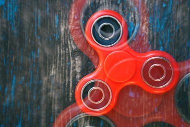 Kırmızı topluca spinner oyuncak. Genç ve yetişkin insanlar için serin yeni iplik oyuncak.