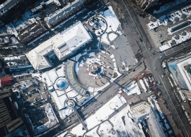 Kiev, Ukrayna - 11 Mart, 2018: Kiev Maidan Nezalezhnosti meydanda. Genel gider dron fotoğraf heykel bağımsızlık merkezi Ukrayna başkenti. Altın heykelini mermer Anıtı. Havadan fotoğraf
