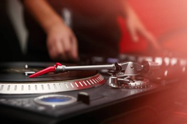 Pikap dj vinil plak çalar, analog ve dijital müzik Dj için analog ses teknolojisi.