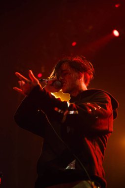 Moskova - 30 Mart, 2017: Lil canlı performans Peep ayarla gece kulübünde sahnede ünlü Amerikan emo-tuzak şarkıcı.