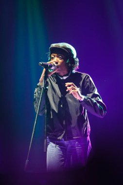 Moskova - 29 Eylül, 2016: Reebok Hall Of Fame parti Tesla 4000 Konser Salonu'nda kapalı. Headliner: Rus rap sanatçısı Oxxxymiron ve İngiliz hip hop küçük Simz yıldız. Simbi Ajikawo sahne alanı'nda ilk defa Rusya'da gerçekleştirme.
