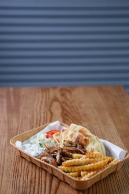 Geleneksel Yunan fast food restoran menü. Yunanistan Souvlaki ve döner et sandviç yemek kağıt tabak içinde servis. Kavrulmuş lezzetli fastfood Cafe tablo. Yemeğin keyfini çıkarın