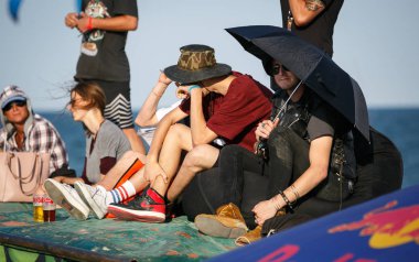 Odessa-24 Ağustos, 2017: Agresif In-Line skatepark doğa sporları olay üzerinde buz pateni yarışması. Ünlü ABD'li patenci Chris Farmer yargılamak rekabet skate park