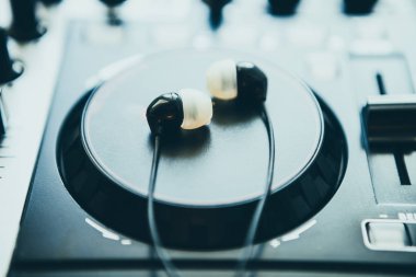 Profesyonel ses MIDI kontrol Başlat Dj. parti, karıştırma yatan Earpods kulaklık oyun müzik yüksek sesle