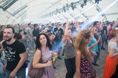 Moskova - 19 Haziran, 2016: konser izleyici zevk büyük canlı müzik festivali olay. Müzik hayranları kalabalık dans pisti iyi eğlenceler. İnsanlar dans popüler şarkıcı şarkı söylemek için