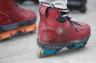 Moskova - 25 Mart, 2017: agresif inline paten aşırı skatepark içinde buz pateni için. Raylar, çıkıntıları eziyet ve rampalar üzerinde havaya siçra için özel satır içi silindir bot yapılan