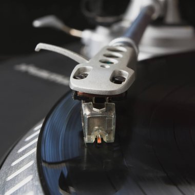 Müzikal vinil kaydı ile pikap oyuncu. Retro Tema.