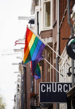 Amsterdam-1 Mayıs, 2018: bina duvar üzerinde gökkuşağı eşcinsel gurur bayrağı.