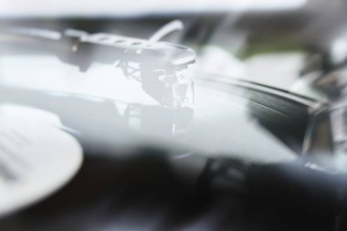 Bir disk jokey için profesyonel ses ekipmanları. Pikap vinil pikaplar ve iki kanal ses denetleyicisi karıştırma. 