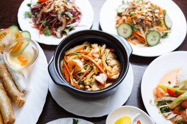 Vietnam restoran menüsünde egzotik deniz ürünleri. Haşlanmış karides pirinç, sebze ve taze salata kafede servis. Büyük yemek sağlıklı ve doğal yemekleri ile. Soslu karides odaklanmak