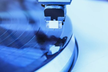 Müzikal vinil kaydı ile pikap oyuncu. Retro Tema.
