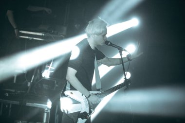 Moskova - 28 Nisan, 2016: popüler Rus pop rock şarkıcısı Roma Yotaspace kulüpte Mujuice bilinen Litvinov konser