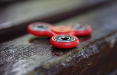 2017.Modern kırmızı spinner topluca genç ve yetişkin insanlar için oyun süper popüler oyuncak. Yeni iplik püf noktalarını öğrenmek ve konsantrasyonu artırmak. Eğlence için yeni aygıtı eğilimleri