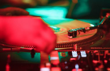 Moskova - 7 Ağustos, 2016: Invisibl Skratch finalde Rus Dmc Dj yargılamak Piklz (Dj Q-Bert, Dj D-stilleri, Dj Shortkut). 